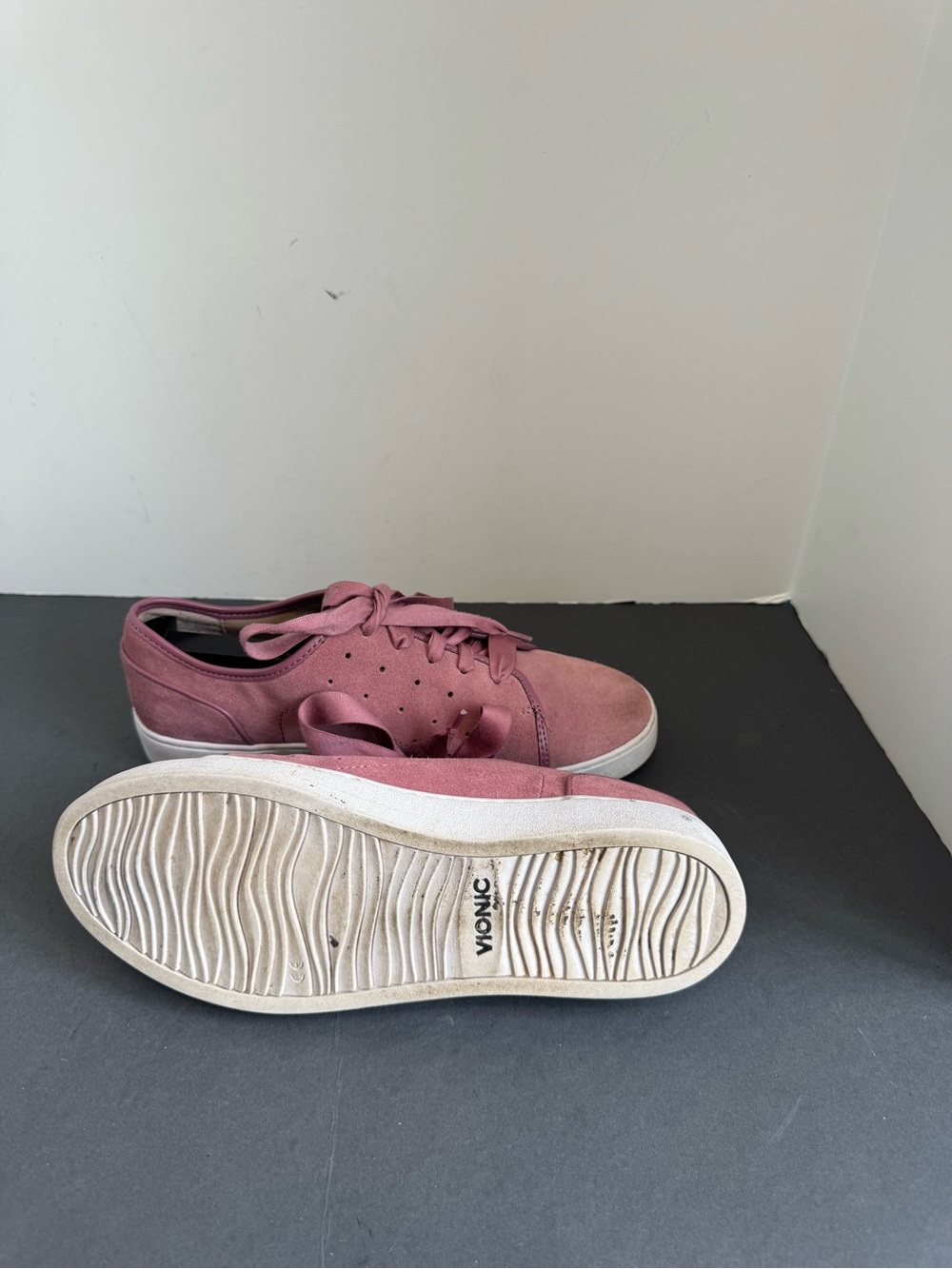 Vionic Keke mauve/lavender suede wide satin laces sneakers. Size 9.5 - Picture 11 of 14